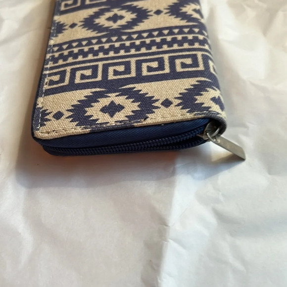 NWOT Women’s zipper wallet - Picture 4 of 4